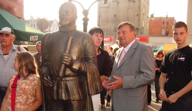 Mirosław Hermaszewski. Ma 68 lat i stopień generała brygady. 27 czerwca 1978 r. jako pierwszy Polak wyleciał w kosmos na radzieckim statku Sojuz 30. Lot trwał 7 dni, 22 godziny, 2 minuty i 59 sekund. Jest członkiem Komitetu Wykonawczego Stowarzyszenia Kosmonautów i Astronautów Świata, członkiem Kapituły Medalu Akademii Polskiego Sukcesu i członkiem Komitetu Badań Kosmicznych i Satelitarnych PAN oraz ASE - Stowarzyszenia Odkrywców. W czasie Jarmarku Michała (20 września) przyjechał do Żagania, gdzie wręczał nagrody młodym astronomom.