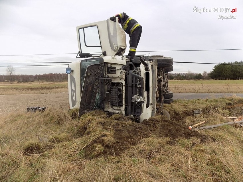 Koziegłówki: Przewrócona ciężarówka, wysypany żwir, ale na szczęście nikt nie ucierpiał ZDJĘCIA