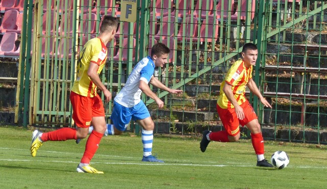 Piłkarze Korony Kielce wygrali z Hutnikiem Kraków 2:0 (1:0) w Centralnej Lidze Juniorów do 18 lat.Korona Kielce - Hutnik Kraków 2:0 (1:0)Bramki: Radosław Seweryś 6, Karol Turek 70.   Korona: Karyś – Cukrowski, Seweryś, Gierczak (46. Płocica), Kośmicki - Szelągowski, K. Turek, Konstantyn, Słabosz (46. Kaczmarski) - R. Turek, Rybus.Pierwszą bramkę po stałym fragmencie gry zdobył Radosław Seweryś. Drugą Karol Turek, po dograniu brata Radosława Turka. Mecz obejrzał były reprezentant Polski Paweł Golański. -Korona była lepsza, wygrała zasłużenie - podsumował spotkanie Golański, który na trybunach siedział obok Kamila Kuzery. -Mieliśmy dużo sytuacji, zwłaszcza po przerwie. Było to jednak trudny mecz, bo ciężko się gra z zespołami z dołu tabeli, trzeba się dodatkowo zmotywować. Byliśmy zdecydowanie lepszym zespołem. Po strzeleniu gola na 2:0 mieliśmy jeszcze okazje do podwyższenia wyniku. Cieszy to, że zagraliśmy konsekwentnie w obronie, na zero z tyłu - powiedział Paweł Czaja, trener juniorów Korony.Za tydzień, w niedzielę, kielecki zespół zagra na wyjeździe z Arką Gdynia (godzina 15). (dor)