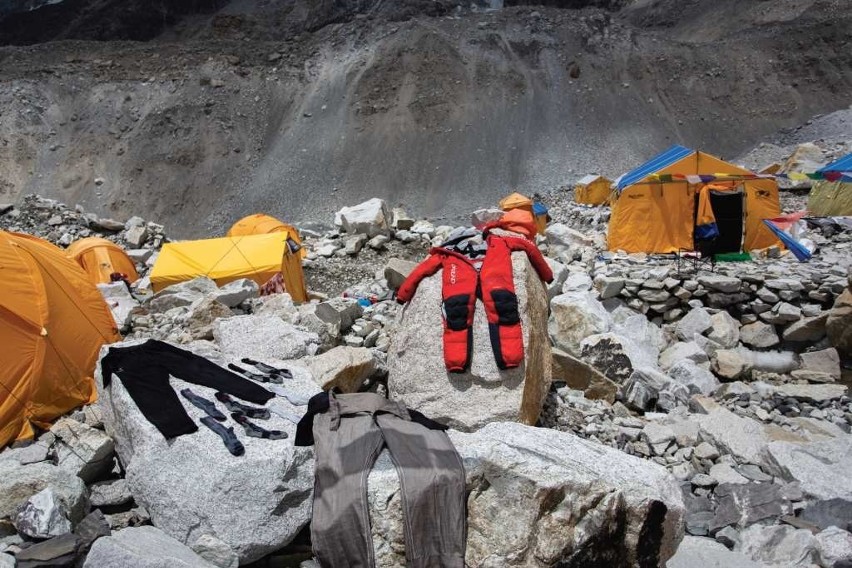 Szerpowie Imagine Nepal suszą pranie na kamieniach