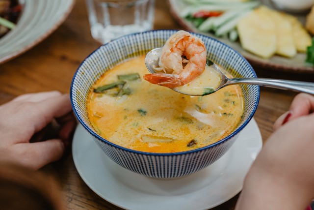 Tajska zupa tom kha to sycące danie z dodatkiem imbiru, tofu, azjatyckich grzybów i mleka kokosowego.