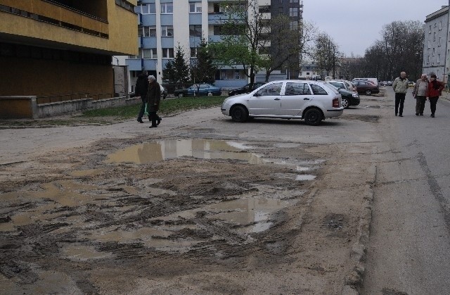 Tak wyglądają miejsca parkingowe, na których auta zostawiają...