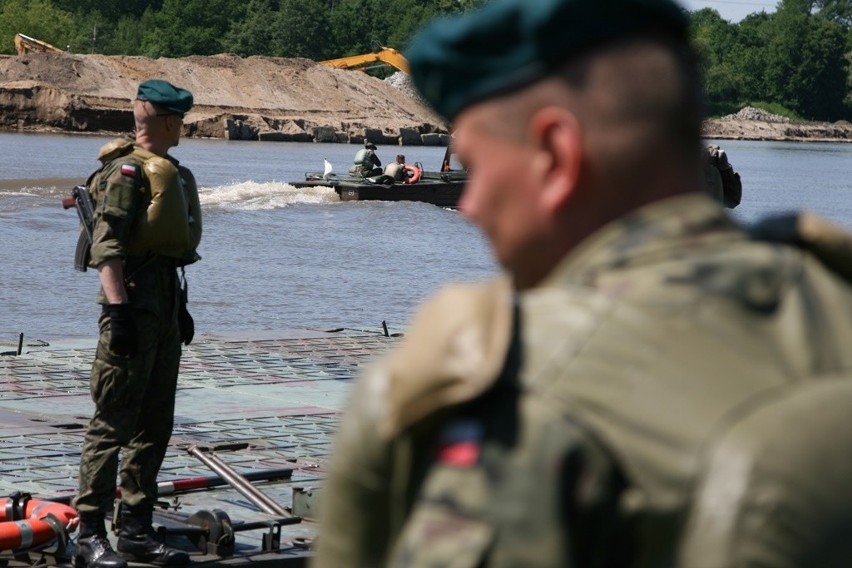 Chcą zostać oficerami. We Wrocławiu uczą się m.in. budować mosty (ZDJĘCIA)