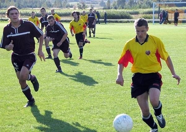 Piłkarze Korony Majdan Królewski zremisowali z Sanną Zaklików 1:1.