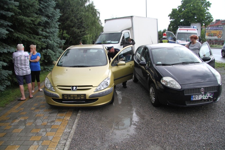 Wypadek z udziałem trzech samochodów na ulicy Sikorskiego w Tarnobrzegu (ZDJĘCIA)