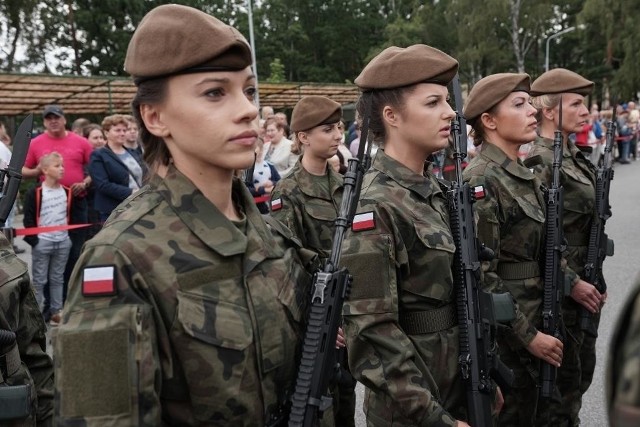 W Siłach Zbrojnych Rzeczypospolitej Polskiej oraz Wojskach Obrony Terytorialnej służy coraz więcej kobiet - minęły już czasy, gdy panie w mundurach były wyjątkiem. Zobacz także:TOP 10 faktów o ojcu Tadeuszu RydzykuJak obliczyć wiek psa? Naukowcy opracowali nową metodę