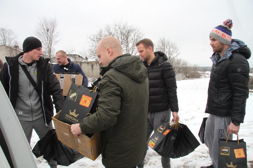 Piłkarze Korony Kielce wcielili się w rolę Świętego Mikołaja. Przedszkolaki zaskoczyły ich występem 