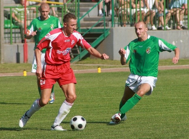 Piłkarze Bytovii (z lewej Tomasz Ciemniewski) rozegrają 15 spotkań sparingowych.