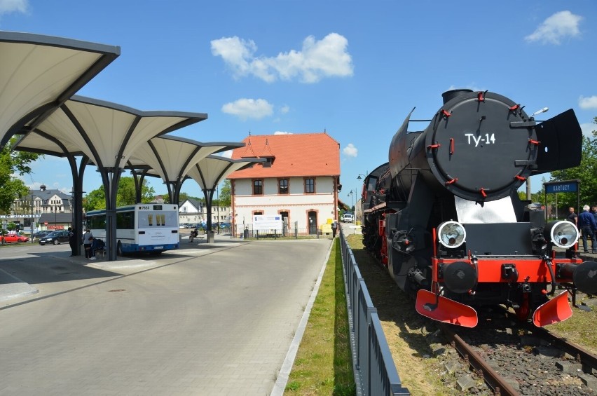 Pięknie odnowiona zabytkowa lokomotywa wróciła na dworzec w Kartuzach