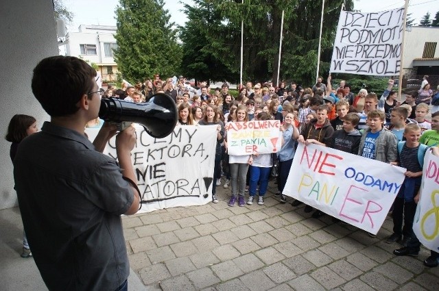 Ponad 200 osób protestowało przeciwko przeniesieniu  polonistki do pracy w świetlicy