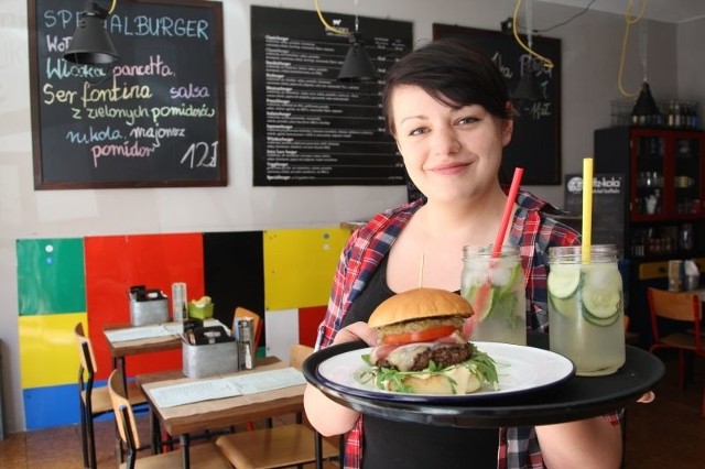 Ewelina Radzimirska, kelnerka w kieleckim Burger&Co zaprasza na pyszne lemoniady i włoskiego specjalburgera.