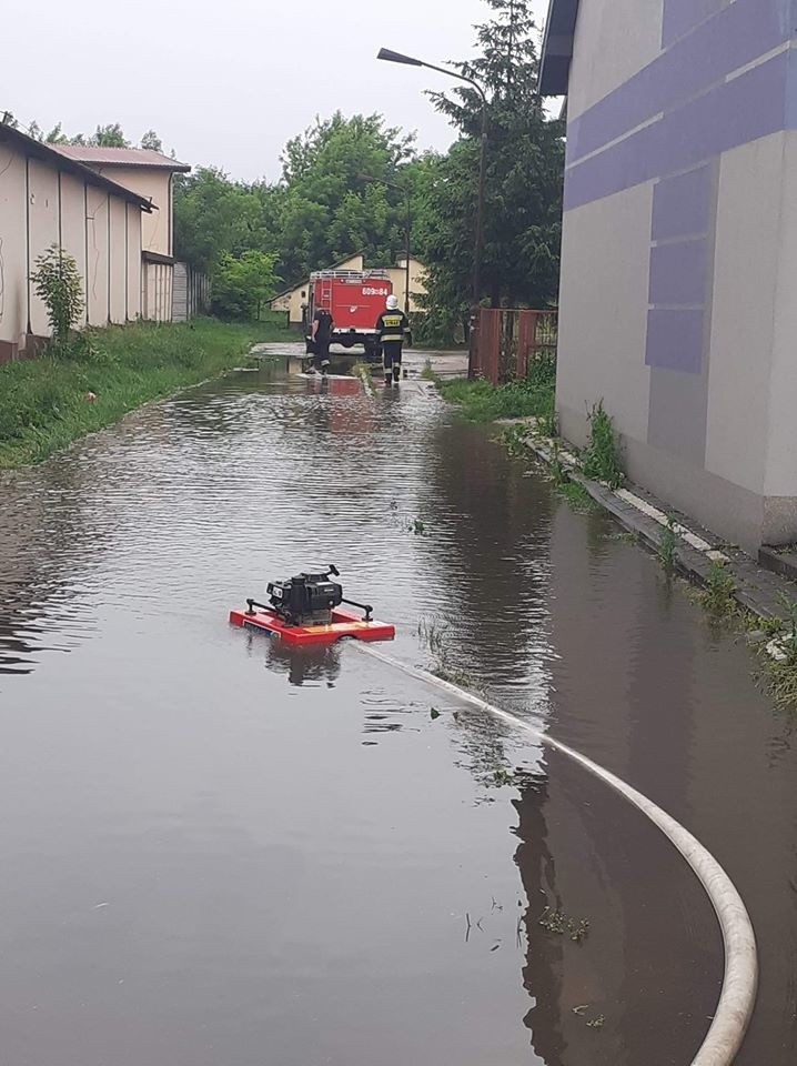 Strażacy umacniali niektóre posesje zalane w gminie...