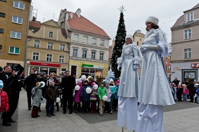 Zlot aniołków w BrzeguNa plac Polonii Amerykańskiej przyszło ponad prawie 2,5 tysiąca dzieci przystrojonych w skrzydełka i aureole.