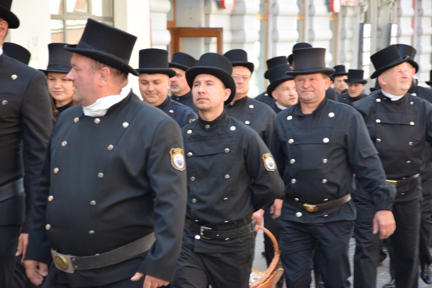 Kominiarze przeszli w paradzie przez Tarnów z racji swojego święta [ZDJĘCIA]