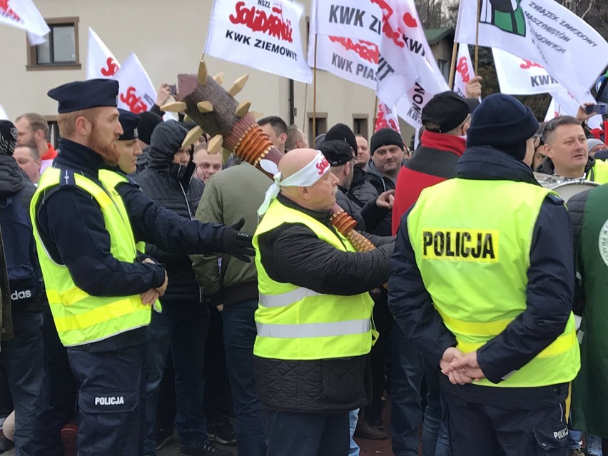 Manifestacja w Imielinie przerodziła się niemal w bijatykę....