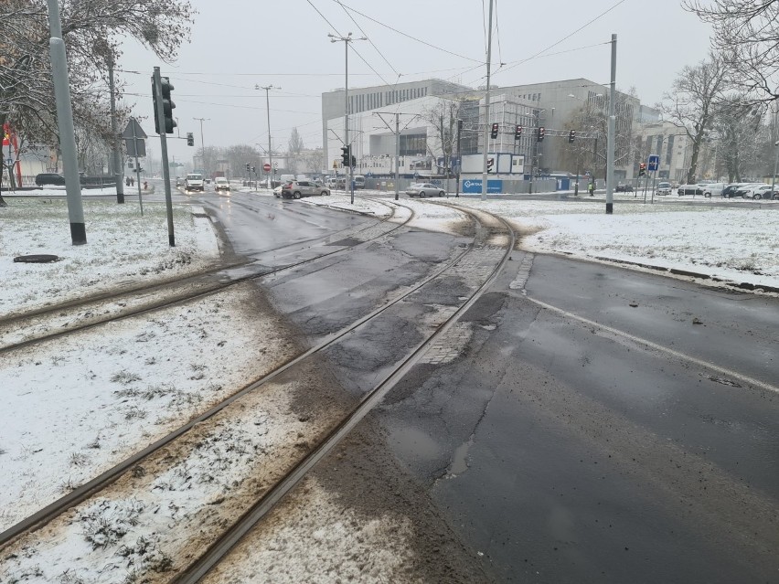Dziurawy przejazd tramwajowy przez ulicę Grudziądzką