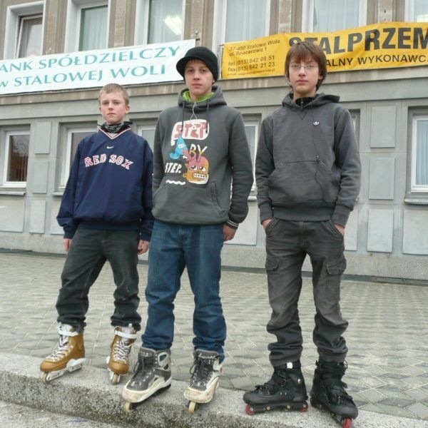 Tylko podziwiać inicjatywę nastolatków, którzy sami wpadli na pomysł zbierania podpisów pod petycją o nowy skatepark.Na zdjęciu od prawej Konrad Piechuta, Fabian Rojowicz i Filip Krzeszowiec. 