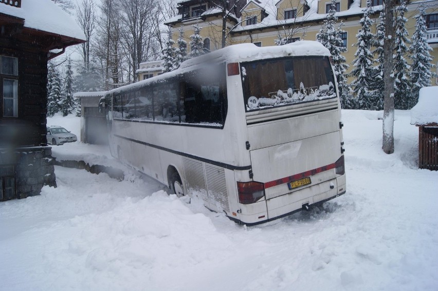 Zakopane: awantura o węgierski autokar w śnieżnej zaspie [WIDEO, ZDJĘCIA]