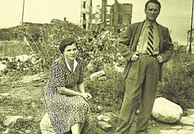 Helena i Walerian Węglewscy w drodze powrotnej z zesłania. Na tle ruin Warszawy. 1947 r.