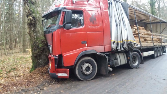 Do zdarzenia doszło w powiecie świdwińskim, na drodze w pobliżu Sławoborza. Kierujący samochodem ciężarowym stracił panowanie nad pojazdem i uderzył w drzewo. Na szczęście nikomu nic się nie stało.Zobacz także Koszalin: Wypadek na skrzyżowaniu ul. Fałata i ul. Wańkowicza