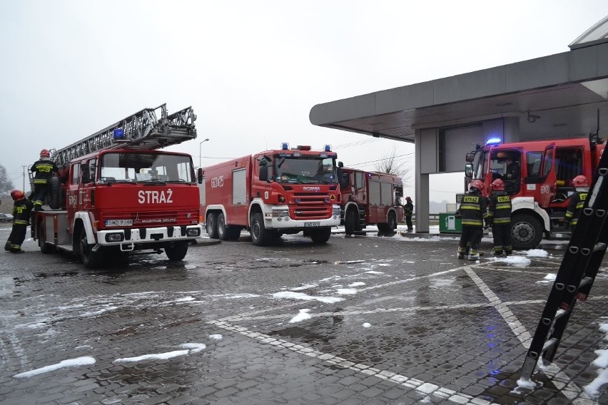 Kilkudziesięciu strażaków gasiło pożar na stacji w...