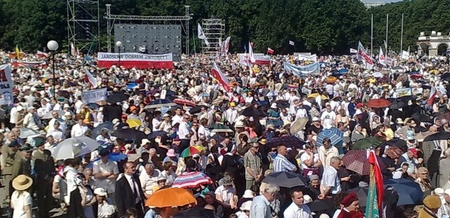 Tysiące wiernych uczestniczą na Placu Piłsudskiego w Warszawie w uroczystościach beatyfikacyjnych ks. Jerzego Popiełuszki