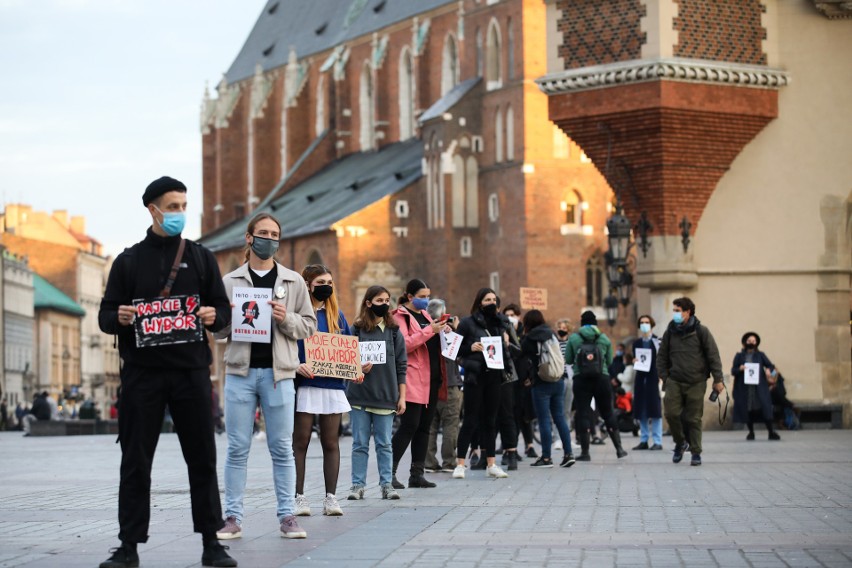 Na Rynku Głównym w Krakowie odbył się nietypowy protest