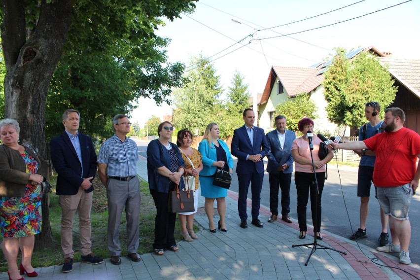 Zmodernizowana ulica Szkolna w Gorzycach już otwarta. Wiceminister Rafał Weber chwalił efekty przebudowy [ZDJĘCIA]