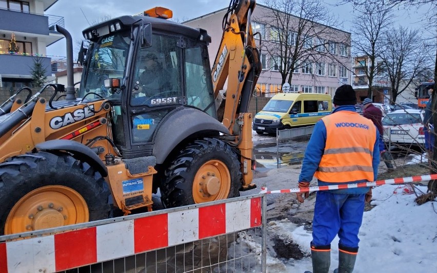 Dwie kolejne wodociągowe awarie na Bałutach. Na Franciszkańskiej prace wciąż trwają