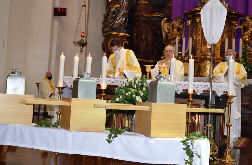 Msza Krzyżma w katedrze opolskiej.