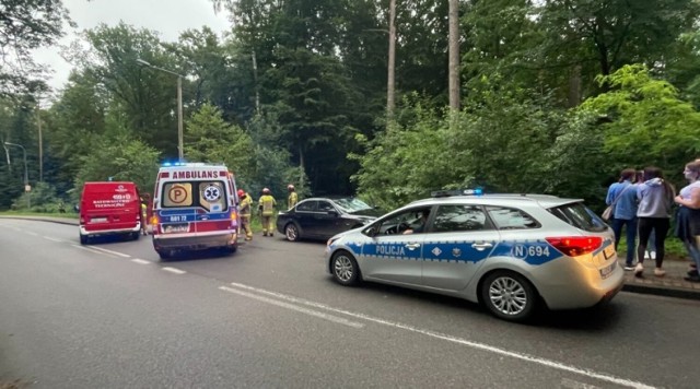 Samochód wjechał pieszych w Stegnie w czwartek, 8.07.2021 r.! Dwie osoby trafiły do szpitala