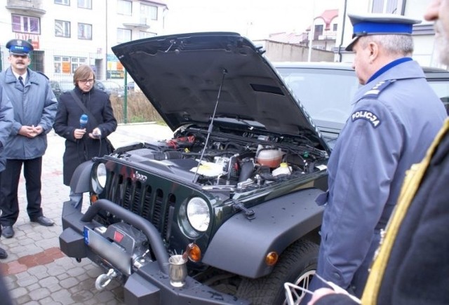 Nowy radiowóz policjantów z Łap ma 200 konny silnik wysokoprężny, jest osadzony na ramie, posiada przełożenie do jazdy szosowej i terenowej. Wyposażony jest m.in. w profesjonalną wyciągarkę, automatyczną skrzynię biegów, tempomat oraz blokadę tylnego i przedniego mostu.