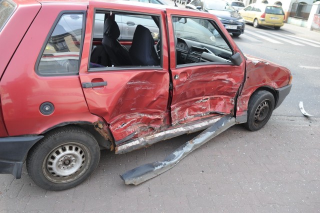 W środę przed południem na skrzyżowaniu Jagiellońskiej i Niepodległości w Lesznie doszło do wypadku. Dostawcze auto wyjeżdżało z podporządkowanej i uderzyło w bok fiata. W wypadku została ranna jedna osoba. Zobacz więcej zdjęć ---->