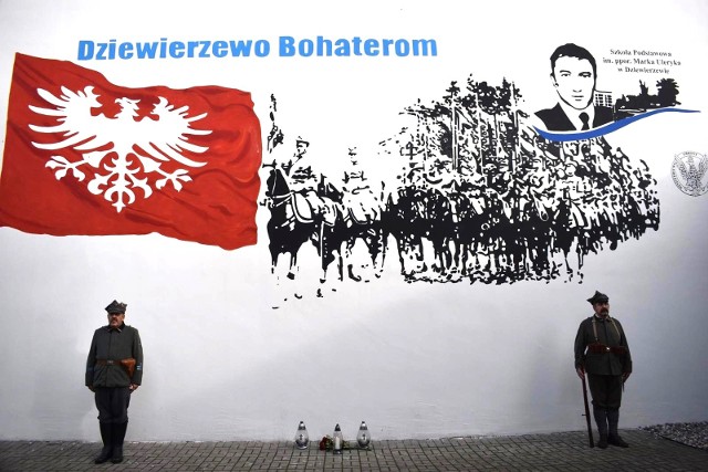 W dniu odsłonięcia honorową wartę przy muralu w Dziewierzewie wystawili pasjonaci z Towarzystwa Historycznego w Kcyni.