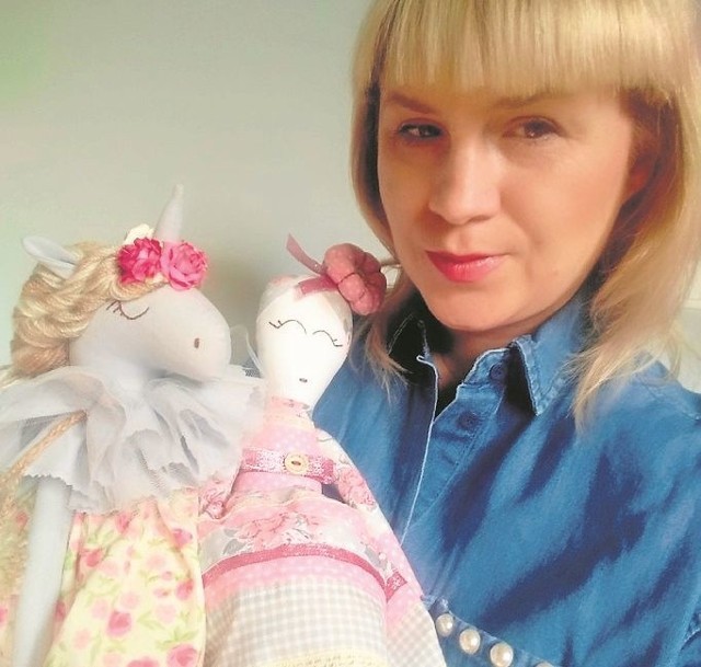Joanna Zdolska w chwilach wolnych od bycia mamą dwójki dzieci szyje szmaciane lalki.