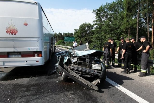 Kierowcy autobusu, który 2 lipca b.r. staranował dwa samochody na krajowej &#8222;trójce&#8221; pod Zieloną Górą grozi nawet osiem lat więzienia. W wypadku zginęła jedna osoba.Mężczyzna przyznał się do winy.