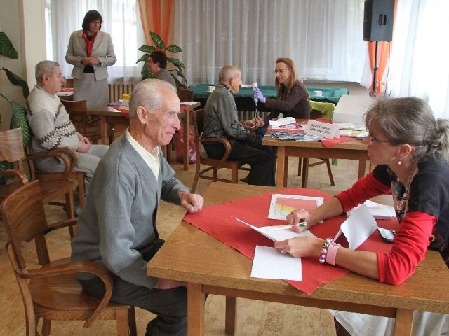 Henryk Gorzała, mieszkaniec domu pomocy społecznej przy ulicy Jagiellońskiej w Kielcach słucha porad Mirosławy Wilczyńskiej, specjalisty żywienia ze Świętokrzyskiego Centrum Onkologii. W ramach Światowego Dnia Osób Starszych wczoraj mieszkańców tego domu odwiedzili ambasadorzy kampanii &#8222;Z sercem dla serca&#8221;, były również badania diagnostyczne i porady specjalistów.