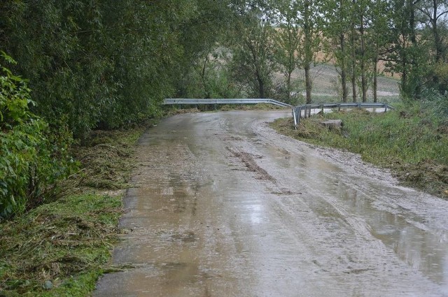 Ślady przejścia wody przez drogę prowadzącą w kierunku Sudołka