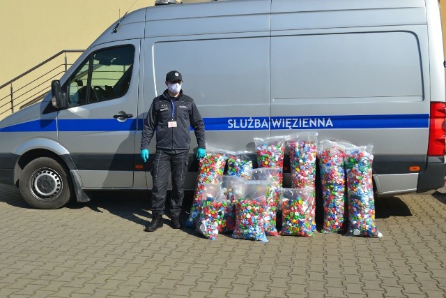 Funkcjonariusze oraz osadzeni Zakładu Karnego w Żytkowicach zbierali plastikowe nakrętki, aby pomóc niepełnosprawnemu dziecku.