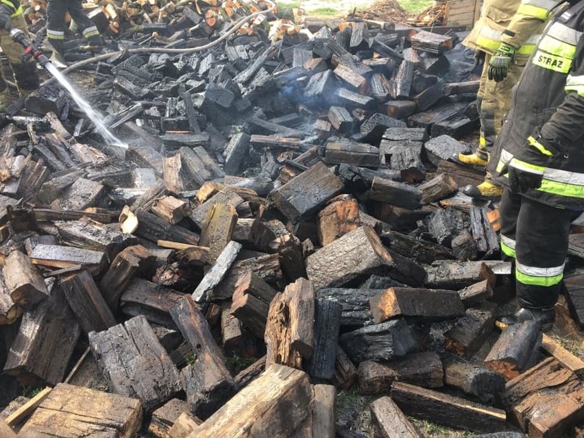 Hornostaje-Osada: Drewno opałowe zapaliło się w mgnieniu oka. Pożar mógł też przejść na pobliski budynek gospodarczy (zdjęcia)