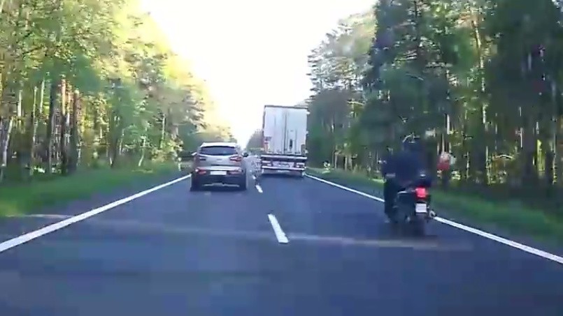 Motocyklista cudem uniknął śmierci na drodze pod Tworogiem WIDEO+ZDJĘCIA