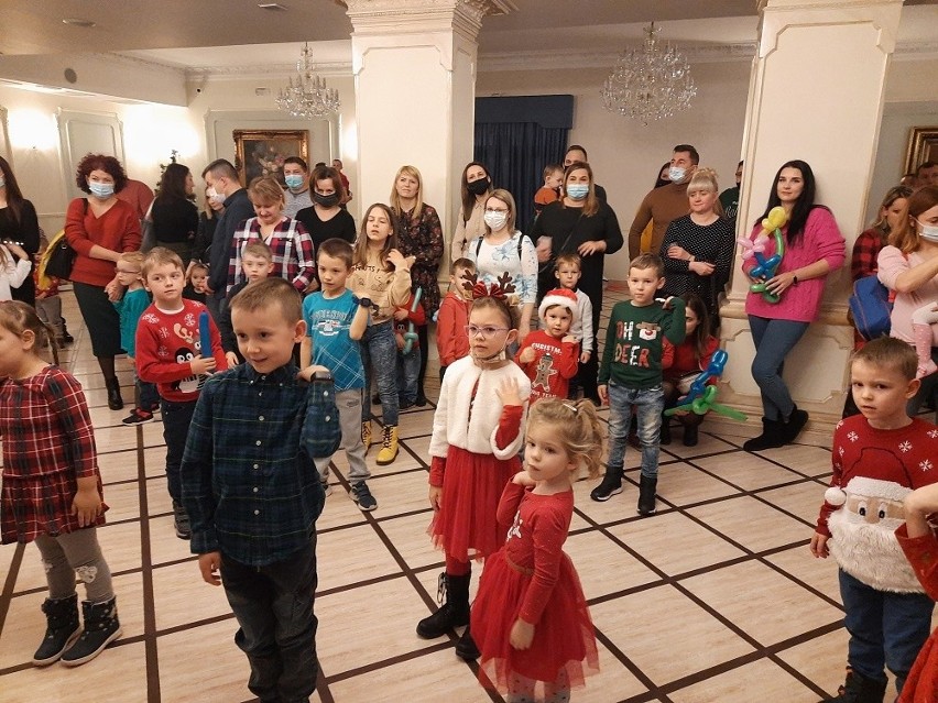 Mikołajkowa zabawa dzieci funkcjonariuszy służb mundurowych...