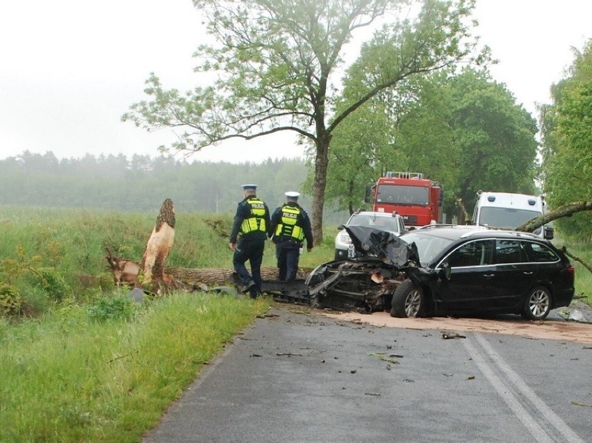 Wypadek na drodze Człuchów - Polnica pod Kiełpinkiem 25.05.2022. Samochód uderzył w drzewo, które złamało się i spadło na pojazd 