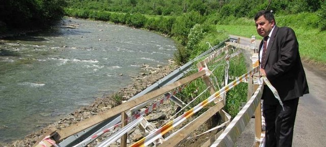 Starosta Wacław Krawczyk mówi, że gdy powiat upora się z drogą w Mokrem, to weźmie się za odbudowę mostu na ul. Konarskiego w Sanoku, który jest w bardzo złym stanie.