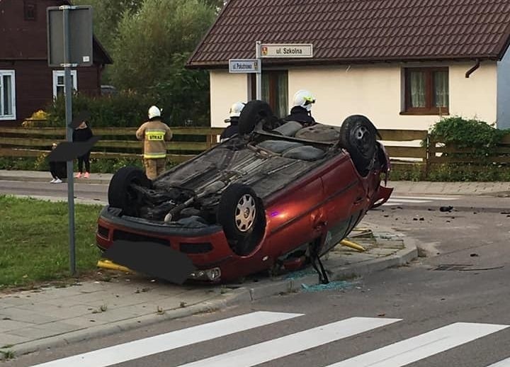 Knyszyn. Groźny wypadek. Auto dachowało przed przejściem (zdjęcia)