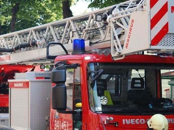 Cztery zastępy strażaków gasiły pożar hali, który wybuchł w nocy z piątku na sobotę w miejscowości Kawcze.