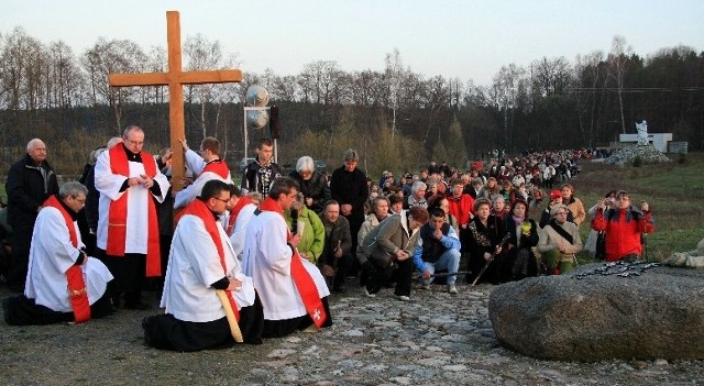 Licznych pielgrzymów z całego regionu prowadzili księża z rokitniańskiego sanktuarium. 