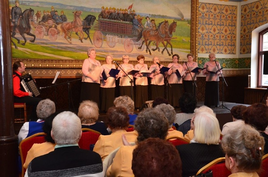 Pełna sala w "Starej Remizie" we Włocławku. Seniorzy także...