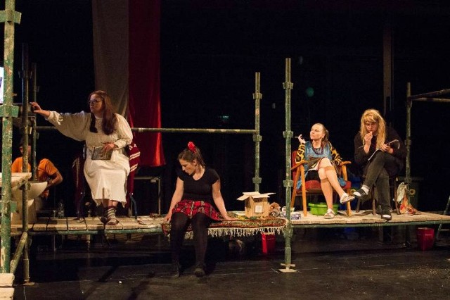 W maju ubiegłego roku w ramach cyklu Stage reading w teatrze Rondo wystawiono dramat Doroty Masłowskiej „Między nami dobrze jest”