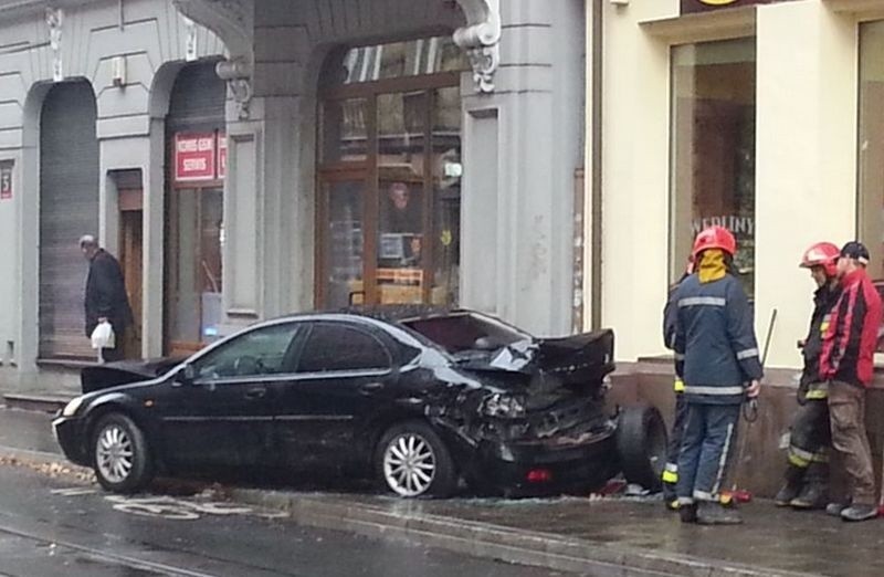 Wypadek na ul. Pomorskiej. Kierowca bmw wjechał staranował trzy auta [zdjęcia]